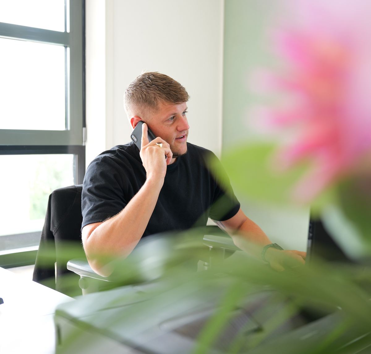 Specialist van IQ Leads aan de telefoon