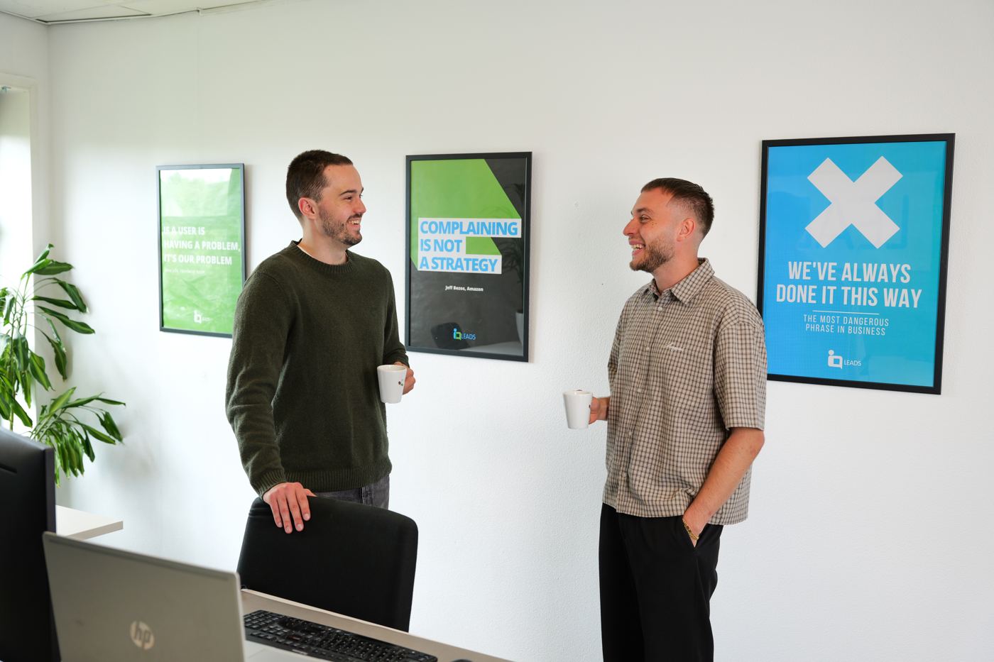 Twee collega's van IQ Leads in gesprek op kantoor