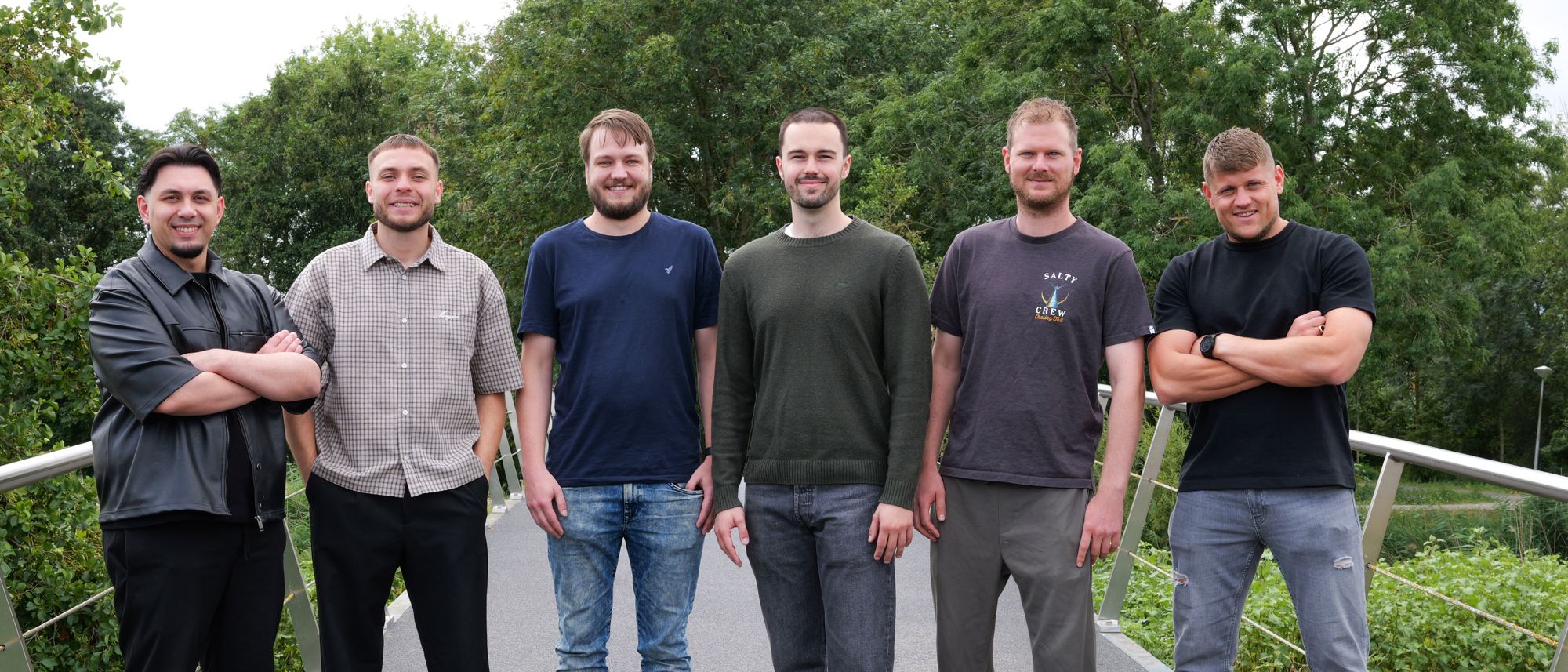 Het team van IQ Leads op een brug buiten het kantoor in Alphen aan den Rijn